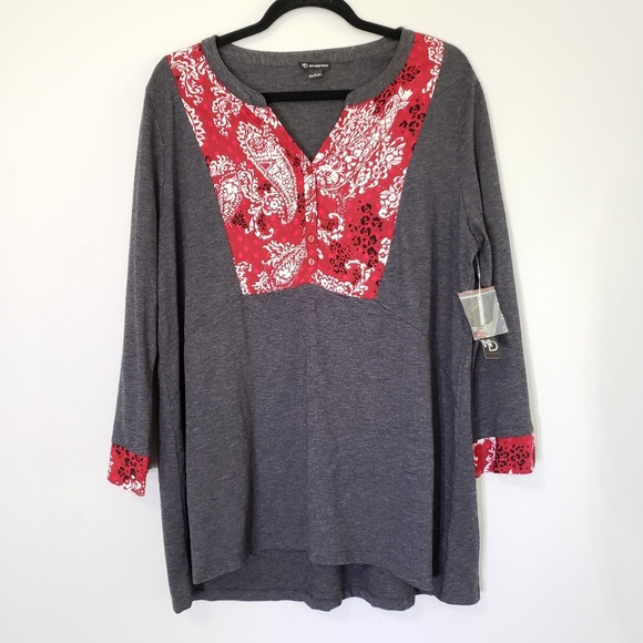new directions Tops - ❤3/$15 OR 5/$25 SALE❤ Gray Red Paisley V-Neck Top
